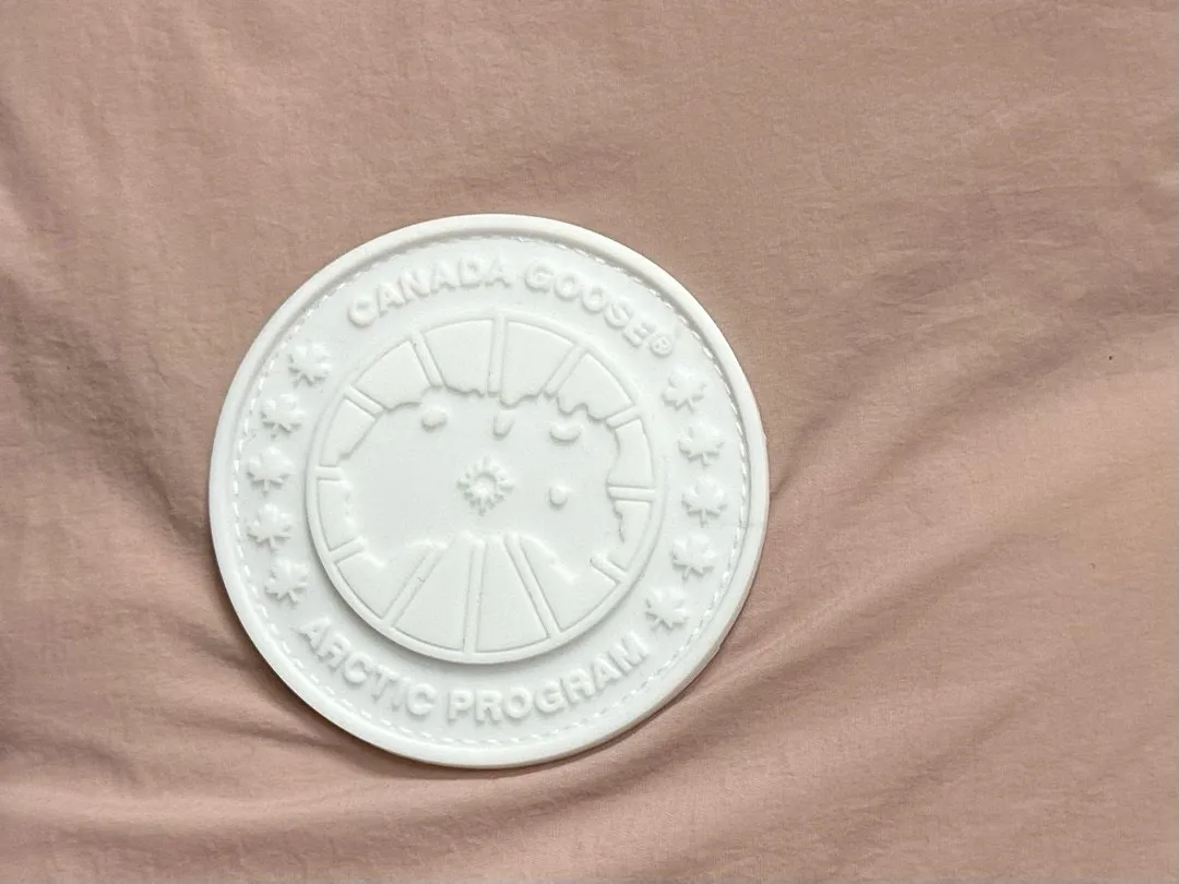 P490 【CANADA GOOSE】PASTELS white label series down vest. The white label series is a capsule limited series and the most popular PASTELS series this year. The chest labels are all white badges with pure silicone texture. The pattern has a strong contrast between concave and convex. The topographic map of Canada on the badge is lifelike. The plastic material used for currency logos on the market is very hard to the touch! Our original independent order accessories are all one-to-one customized original accessories. The imported YKK zippers have correct teeth, while the teeth of the fake zippers are very thick. The zipper webbing logo is printed with 3M fluorescent printing, and the original custom-made washable label. The placket webbing and wiring details are all restored to the original ones. Size: XS S M L XL XXL